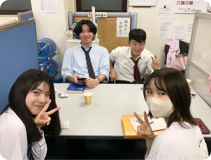 講師と生徒がリラックスして談笑している様子