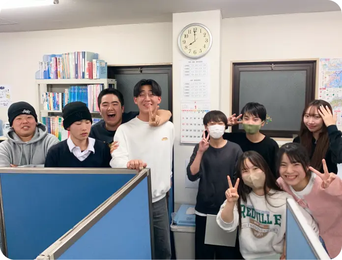 教室の生徒と講師たちの集合写真